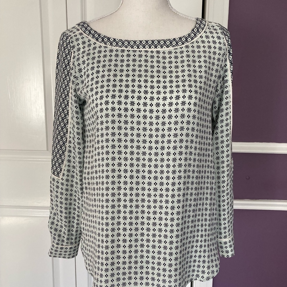 Womens LOFT outlet long sleeve blouse. Light green with design. XXS Petite